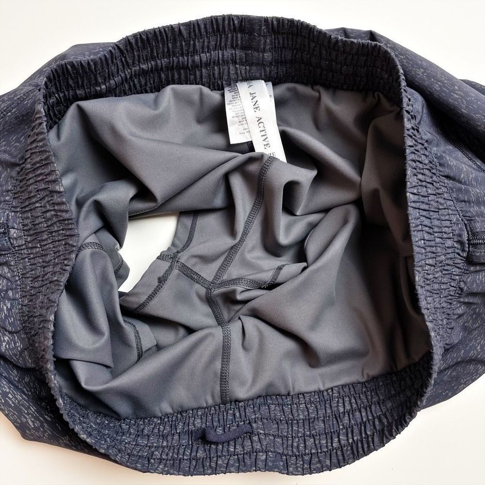 Lorna Jane Zip It Perforated Run Short Lined Grey Foil XXL - Picture 8 of 9